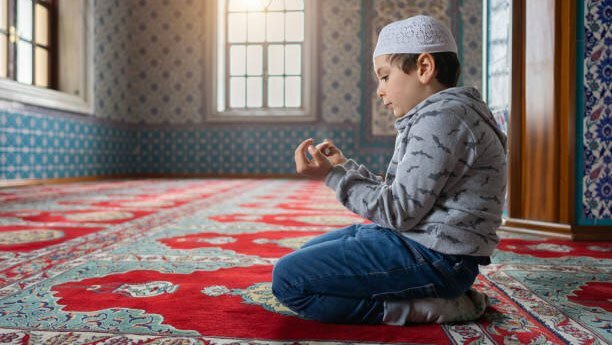 كيف أجعل ابني يصلي 10 نصائح تربوية لتشجيع طفلك علي الصلاة