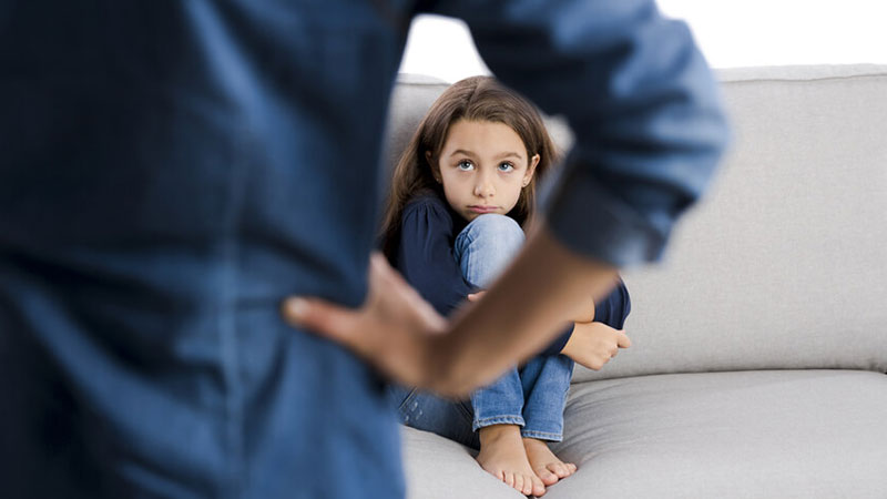 أربعة أساليب تربوية خاطئة في تربية الأبناء.. احذرها
