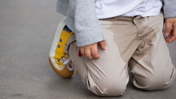 مشكلة التبول اللاإرادي عند الأطفال في النهار الأسباب والعلاج