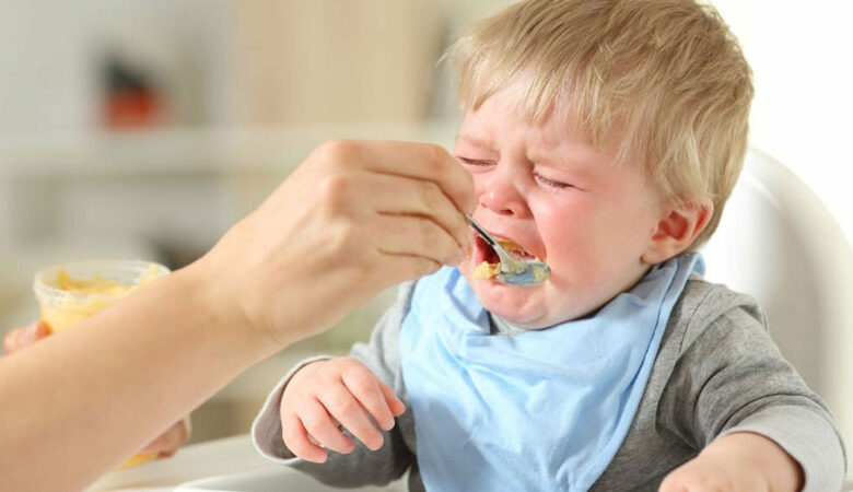 رفض الطفل الصغير الطعام: الأسباب والعلاج