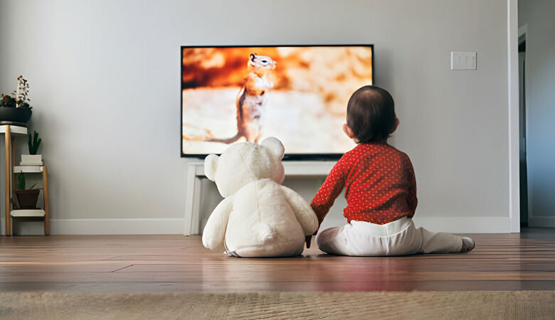 فوائد وأضرار التلفزيون وتأثيره علي الأطفال الصغار