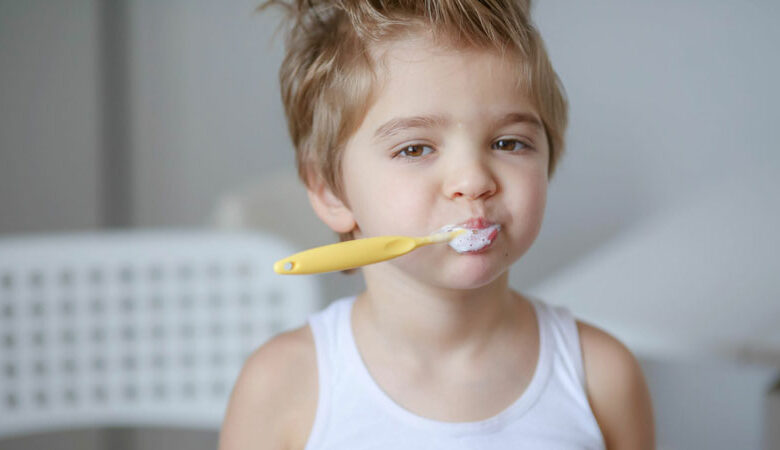 كيف تحمين طفلك من تسوس الأسنان؟
